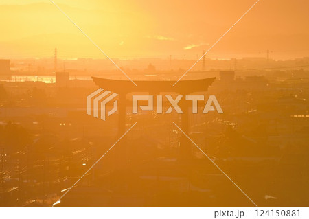 朝の弥彦大鳥居(新潟県) 朝の弥彦大鳥居(新潟県) 124150881