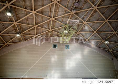 小学校体育館の天井と収納されたバスケットゴール 124150971