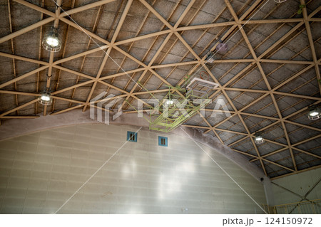 小学校体育館の天井と収納されたバスケットゴール 124150972