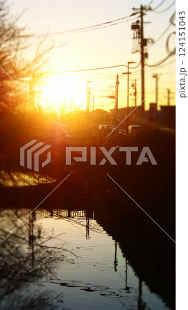 ノスタルジックな冬の夕暮れ時 124151043