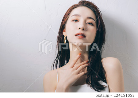 クールビューティーの女性 124151055