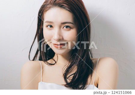 クールビューティーの女性 124151066