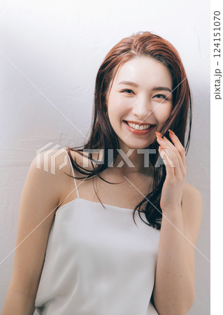 笑顔の女性 124151070