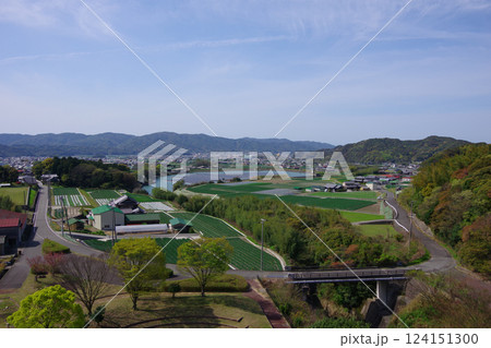 兵庫県南あわじ市　大日ダムから賀集周辺を望む 124151300