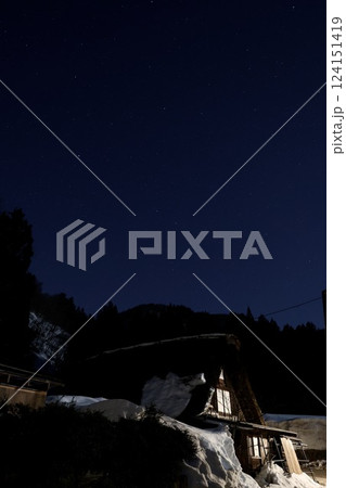 冬の白川郷、合掌造り集落の夜 冬の白川郷、合掌造り集落の夜 124151419