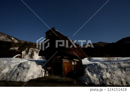 冬の白川郷、合掌造り集落の夜 124151428