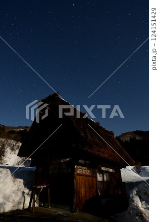 冬の白川郷、合掌造り集落の夜 冬の白川郷、合掌造り集落の夜 124151429