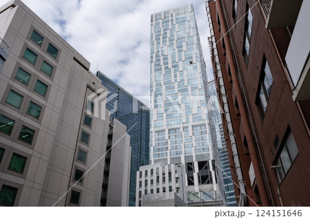ビルを見上げる繁華街の風景 ビルを見上げる繁華街の風景 124151646