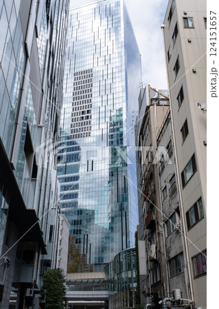 ビルを見上げる繁華街の風景 ビルを見上げる繁華街の風景 124151657