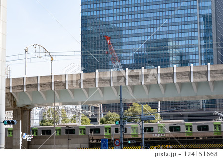 高層ビル街の高架を走る列車の風景 124151668