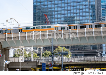 高層ビル街の高架を走る列車の風景 124151671