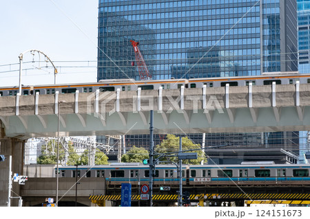 高層ビル街の高架を走る列車の風景 124151673