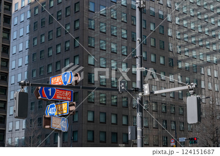 オフィス街の交差点の風景 124151687