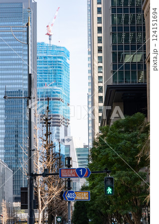 オフィス街の交差点の風景 オフィス街の交差点の風景 124151694