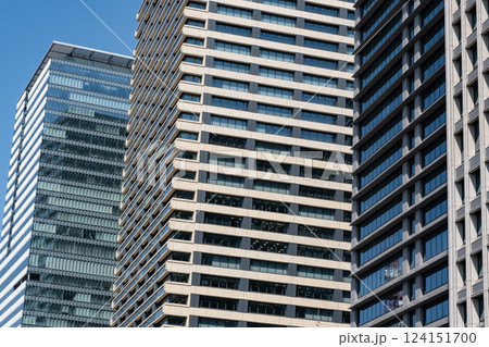 高層ビルを見上げるオフィス街の風景 高層ビルを見上げるオフィス街の風景 124151700