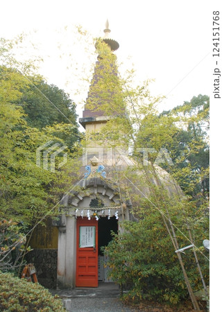 香久山妙法寺(毘沙門天)の洞窟七福神が祀られている建物外観(静岡県富士市) 124151768