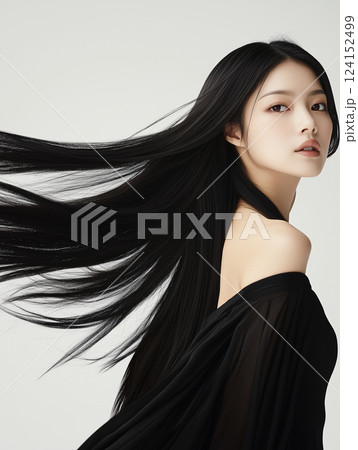 黒いドレスを纏ったクールな表情のロングヘアの女性 124152499