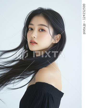 黒いドレスを纏ったクールな表情のロングヘアの女性 124152500
