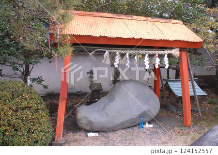 香久山妙法寺(毘沙門天)に祀られている「くつ石」(静岡県富士市) 124152557