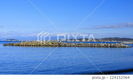 三浦半島の岩場から見た海 124152564