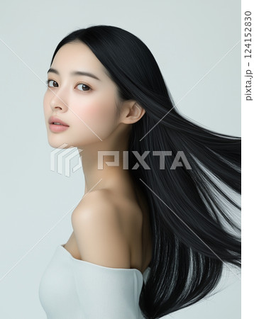 とても真っ直ぐなストレートロングヘアの女性 縦長画像 ヘアケアのイメージ 124152830