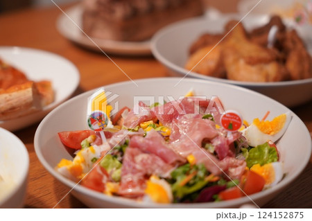 クリスマスのホームパーティ クリスマスのホームパーティ 124152875