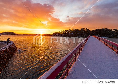 松島の朝焼け 124153296