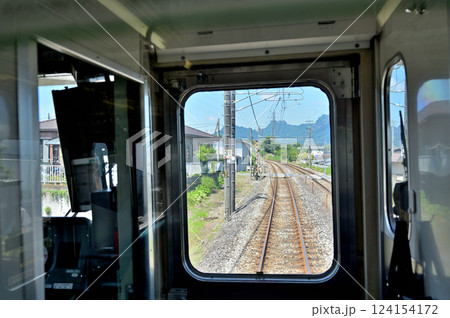 鉄道　JR東日本：信越線　車窓より前方に妙義山　磯部～松井田 間 124154172