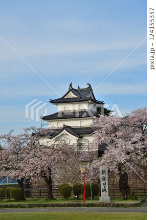 春の新発田城と桜（新潟県） 124155357