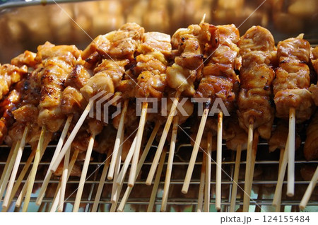 鶏肉を一口大に切ったものを串刺しにして直火焼きした日本料理2 124155484