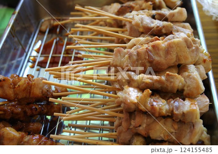 鶏肉を一口大に切ったものを串刺しにして直火焼きした日本料理3 124155485