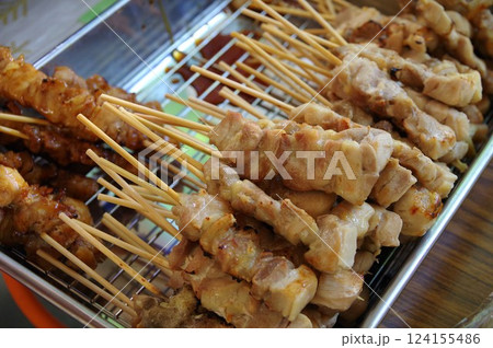 鶏肉を一口大に切ったものを串刺しにして直火焼きした日本料理4 124155486