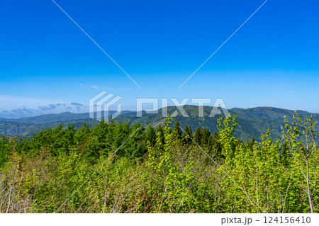 初夏の高清水トレイル　高清水高原から望む中国山地の山並み　岡山県苫田郡鏡野町 124156410