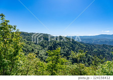 初夏の高清水トレイルから望む中国山地の山並み2　岡山県苫田郡鏡野町 124156412