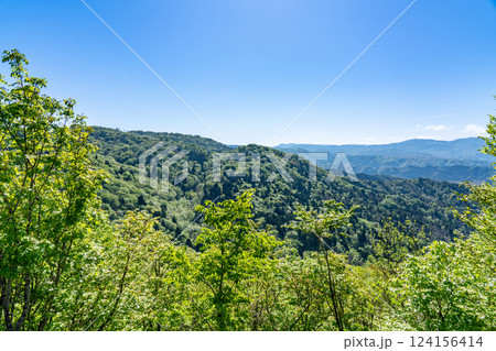 初夏の高清水トレイルから望む中国山地の山並み1　岡山県苫田郡鏡野町 124156414