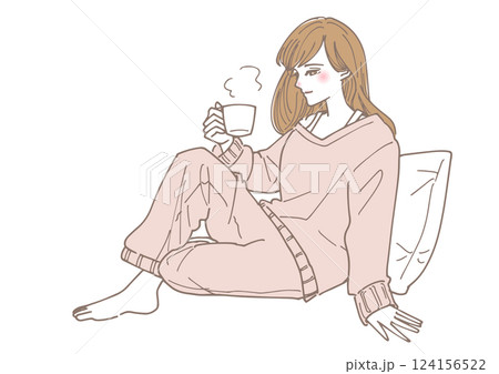 部屋で暖かい飲み物を飲みながらリラックスする女性 124156522