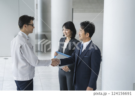 ビジネスイメージ　握手をするビジネスマン 124156691