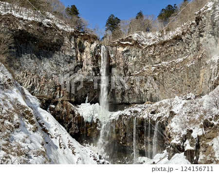 氷結した華厳の滝_栃木県_日光市 氷結した華厳の滝_栃木県_日光市 124156711