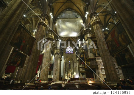 ミラノのドゥオーモ の内部 ミラノのドゥオーモ の内部 124156955
