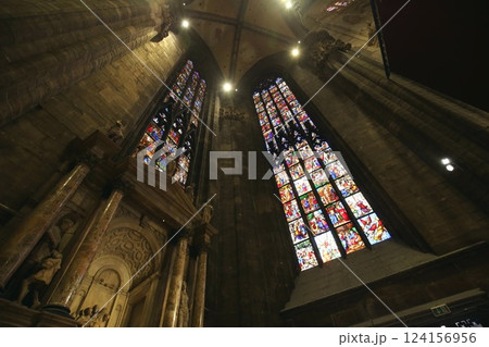 ミラノのドゥオーモ のステンドグラス 124156956