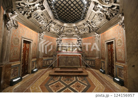 ミラノのドゥオーモ の内部 124156957