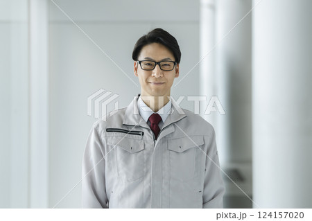 作業服を着たカメラ目線の40代の男性　 124157020