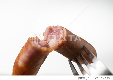 パリッと割れるソーセージの断面 124157339
