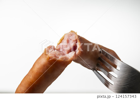 パリッと割れるソーセージの断面 124157343