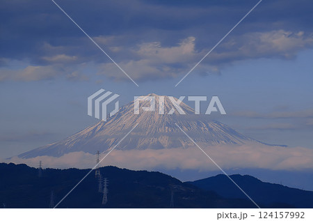雲に浮かぶ冬の富士山 雲に浮かぶ冬の富士山 124157992