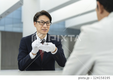 腕時計の鑑定をする鑑定士　イメージ 124158195