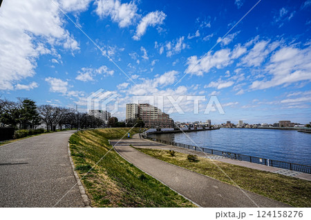 東京葛飾奥戸に流れる春の中川 124158276