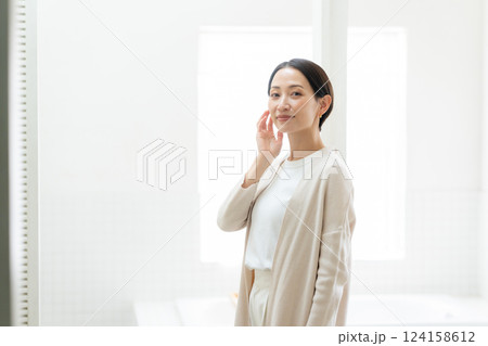 女性 スキンケア 女性 スキンケア 124158612