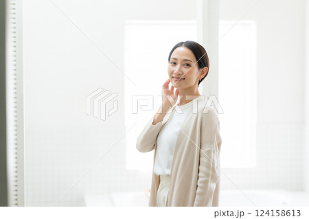 女性 スキンケア 女性 スキンケア 124158613