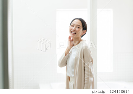 女性 スキンケア 女性 スキンケア 124158614